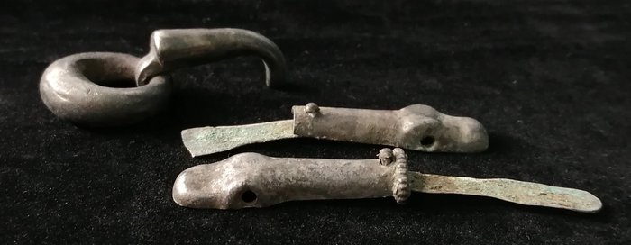 Vikingtiden Sølv Spenne og stroppender  (Ingen reservasjonspris)