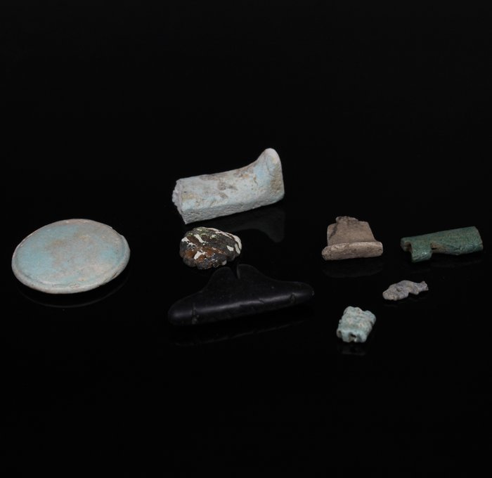 Oldtidens Egypt, 26. egyptiske dynasti Fajanse, Stein Masse amuletter, shabti og spillebrikke (8 stykker)  (Ingen reservasjonspris)
