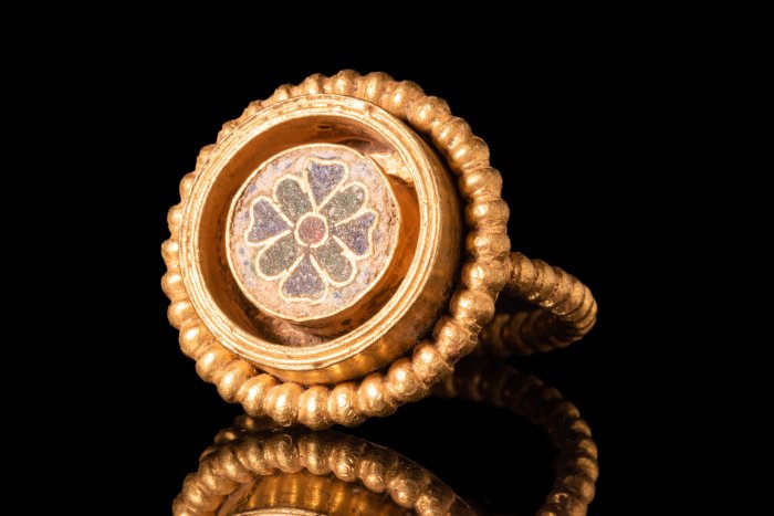 Byzantinisch Ring aus Gold und Cloisonne-Emaille