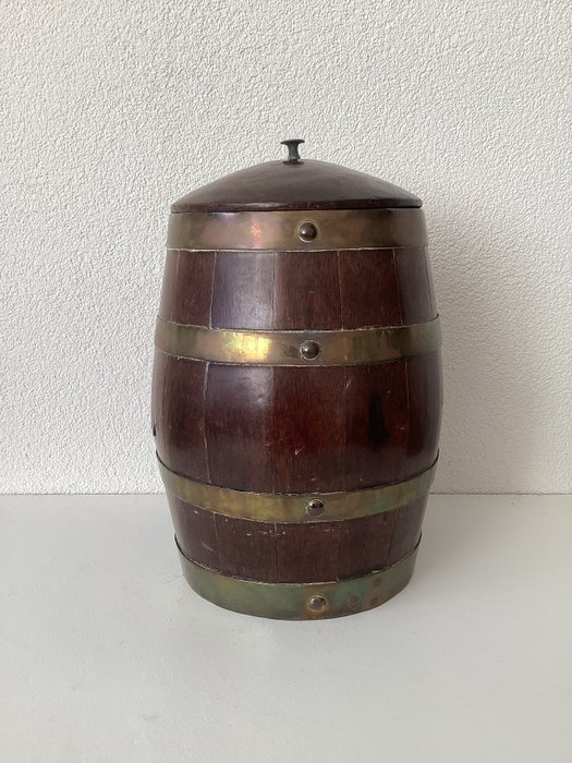 木桶 - 帶銅帶的古董橡木桶 - 木