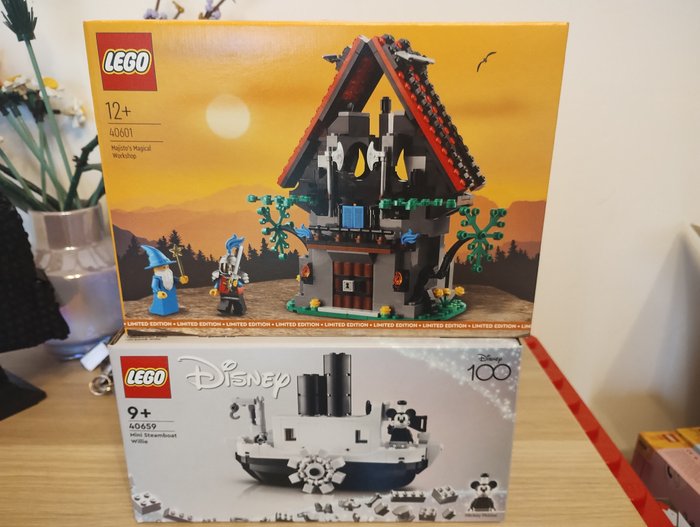 LEGO - Promotional - 40601 + 40659 - Majisto's magische werkplaats + Mini Stoomboot Willie - 2020+