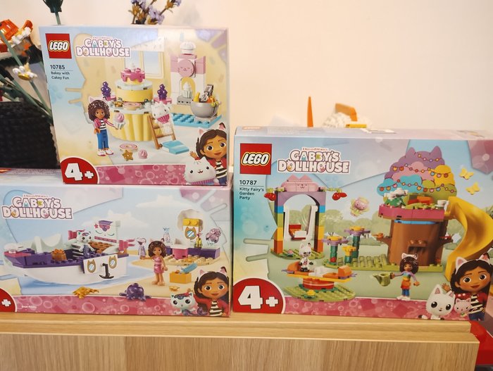 Lego - Gabby's Dollhouse - 10785 + 10786 + 10787 - Cakey's Creaties + Vertroetelschip van Gabby en Meerminkat + Kitty Fee's tuinfeestje - 2020+