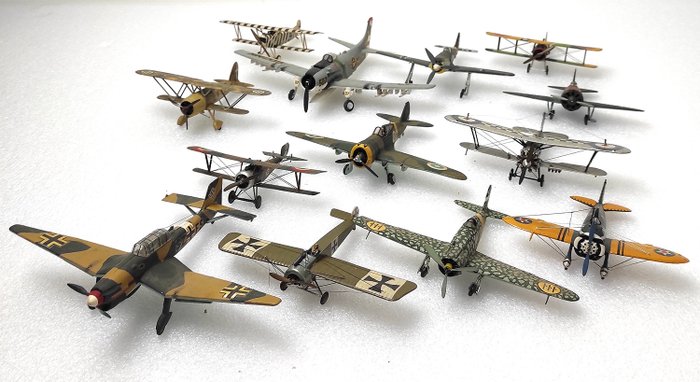 Modellplan - 13 modeller av stridsflygplan från olika epoker.