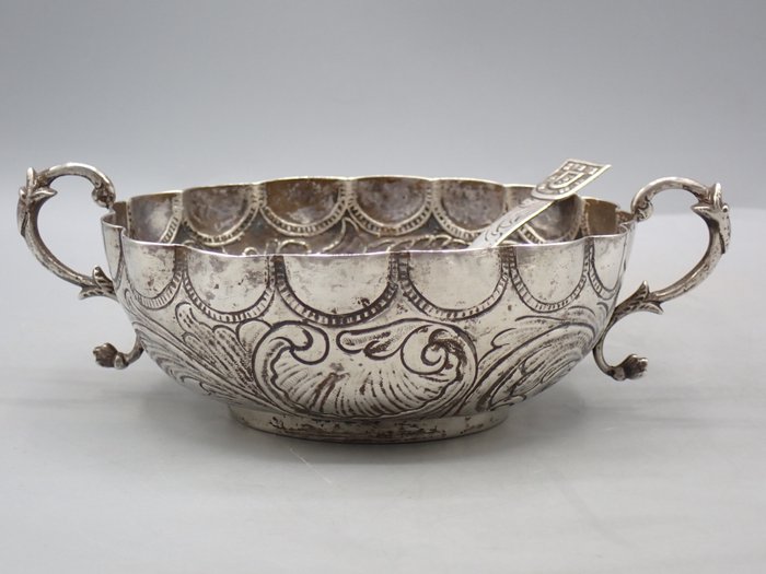 碗 - Repoussé decorated bowl and matching spoon - .833 银