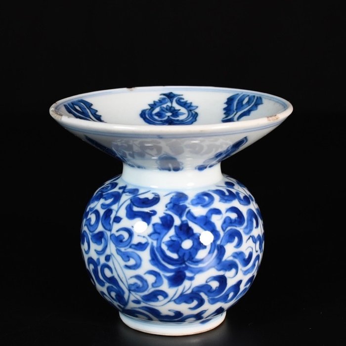 Spittoon - Porcelain spittoon or Zhadou with blue and white decoration - Porcelain