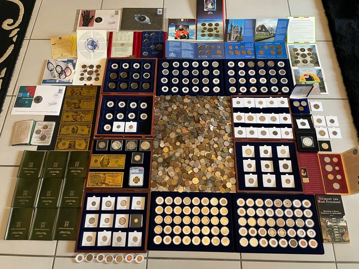 世界. Lot de 5 kgs de monnaies Monde,200 monnaies en capsules coffrets et médailles. 1863/2005  (沒有保留價)