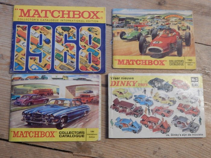 Lot met oude catalogi van Matchbox + Dinky Toys - Modell autó - Matchbox 1964 + 1965 + 1968 - Dinky Toys no.3 uit 1967