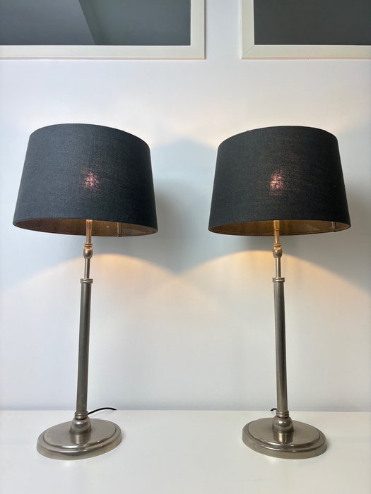 Lamppu (2) - Tyylikäs pöytälamppupari - Teräs