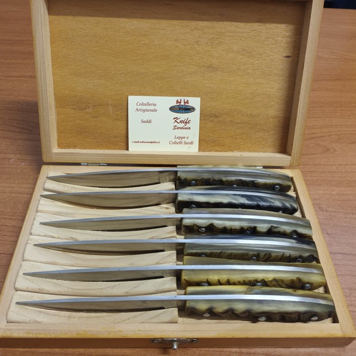Saddi Pier Giacomo Saddi - Bordknive sæt (6) - pattadesa - 440 stål og råt ramhorn