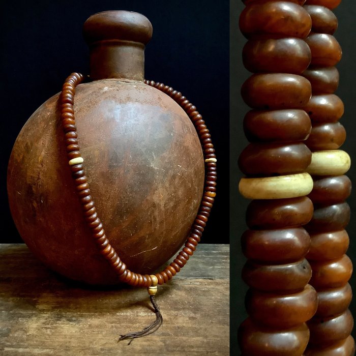 Mala bouddhiste, collier de prière - Résine phénolique, coquille de conque - Népal - seconde moitié du 20ème siècle