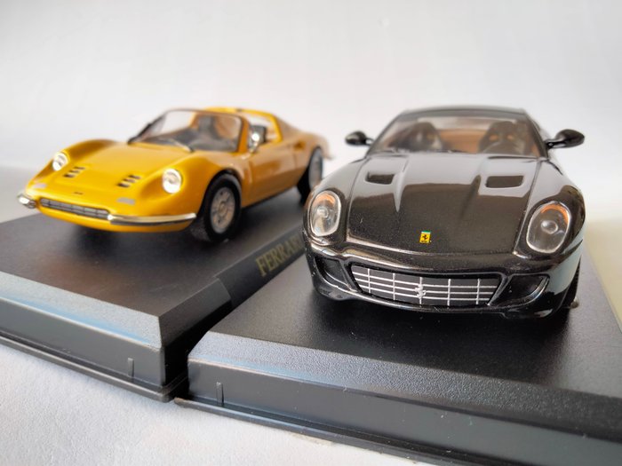 Ferrari GT Collection - Official Product 1:43 - Miniatura de carro desportivo - Ferrari Dino 246 GTS (1972) + Ferrari 599 GTB Fiorano (2006)