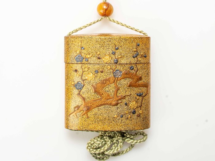 Box - A rare gold lacquer single case inro, with nashiji decorations and metal flower inlaid - Wood