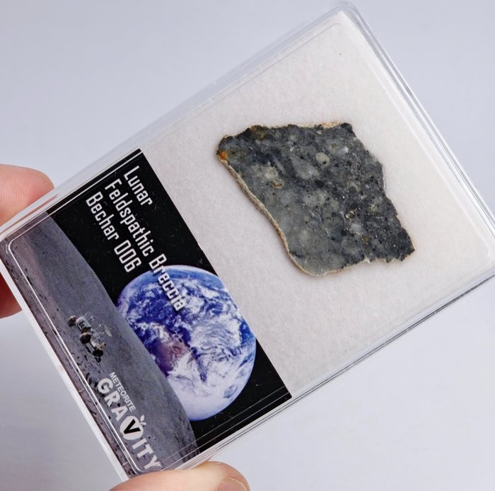 Maanmeteoriet Bechar 006, in displaydoos. Gedeeltelijke plak - 3.28 g