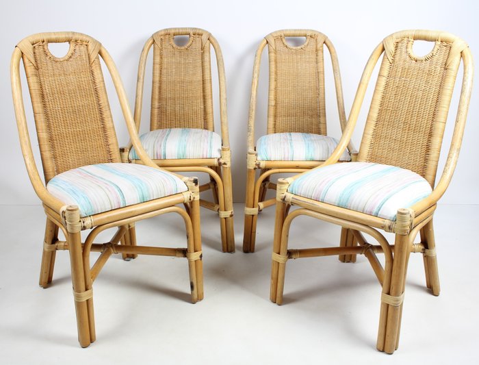 椅 - 四把椅子，竹製