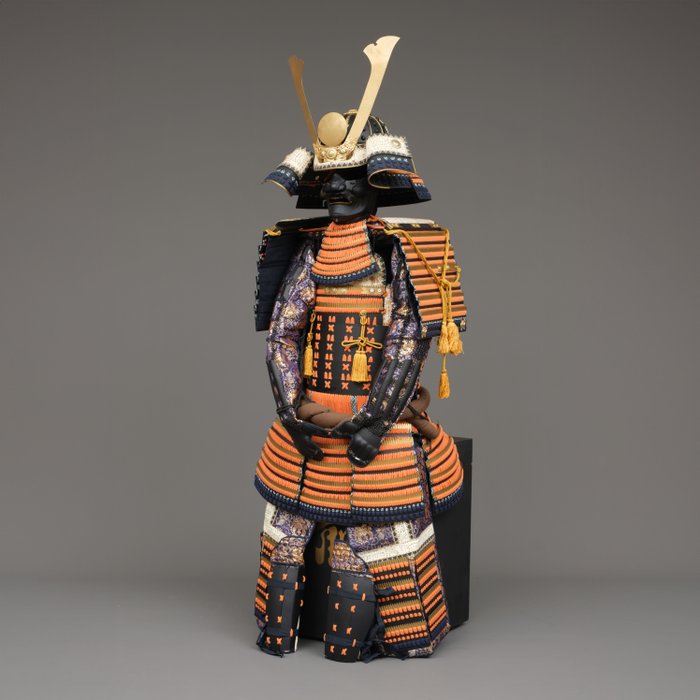 黑色和金色漆面铠甲，配有星刃兜和太阳前指 - 金属、丝绸、铜、锦缎、漆器 - 日本 - 昭和时代后期（20世纪后期）