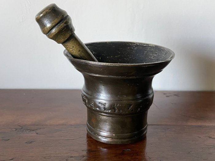 Mörser und Stößel (2) -  Kleiner sogenannter „Gift“-Mörser - Patinierte Bronze