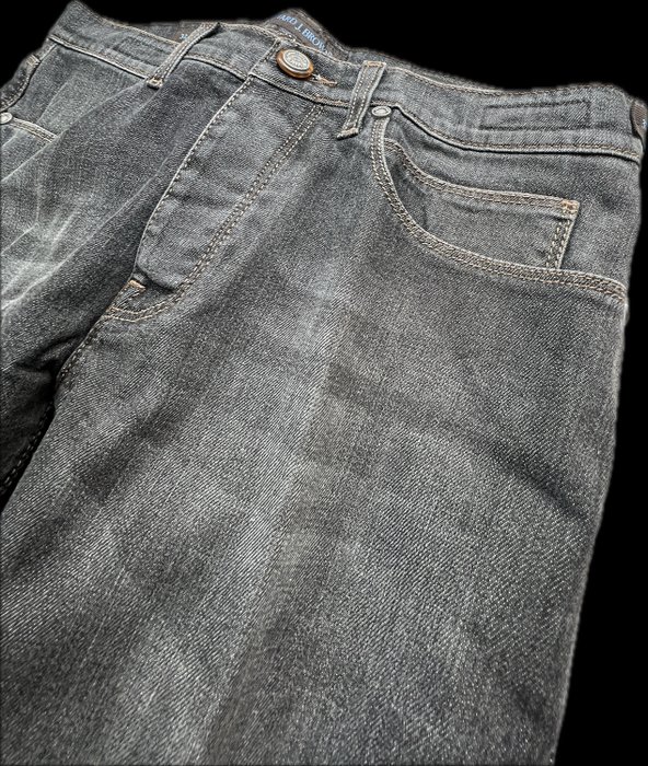 32 Richard J. Brown - Jeans