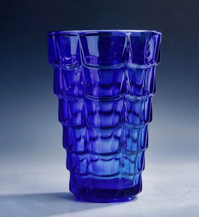 Lausitzer Glas Weisswasser (VEB Kombinat) - Wazon -  rzadki niebieski wazon z warstwową dekoracją reliefową • 1969  - Szkło