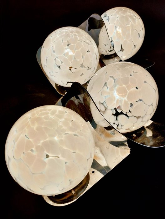 Wandkandelaar - twee glazen wandlampen en verchroomde metalen voetjes