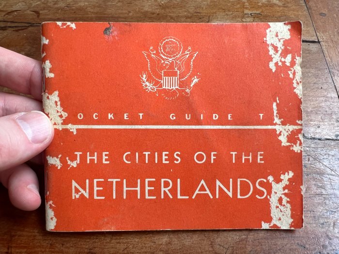 Verenigde Staten van Amerika - Official US Army Soldier's Pocket Guide to the Netherlands - Nijmegen - Roermond / Limburg - Airborne - Infantry - Army - published in april 1944 prior to invasion