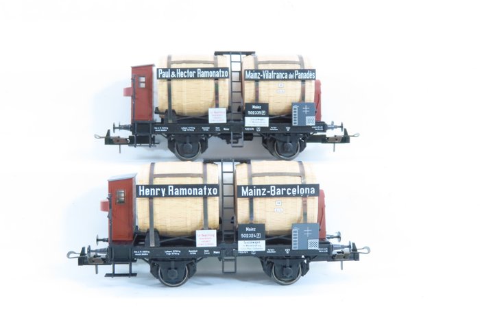 Trix H0 - 23930 - 模型貨運火車組合 (1) - 2 件式貨車套裝，帶 2 軸“桶式貨車”，印有“Henry Ramonatxo”圖案 - K.Bay.Sts.B