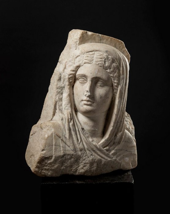 Oud-Romeins Marmeren sarcofaagfragment met een gesluierde vrouwelijke buste. 39 cm H Met Franse exportlicentie
