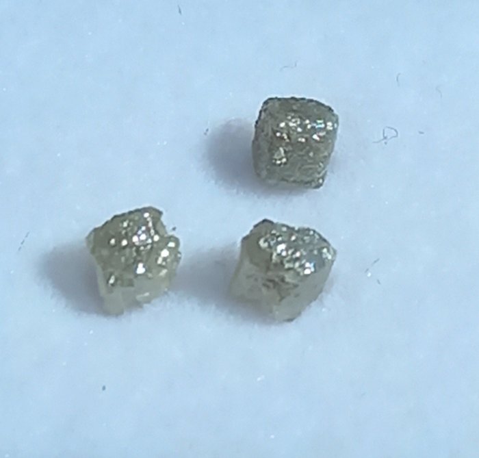 Erä 3 luonnonharmaa-valkoista timanttia. 0,92 karaattia. Ei pohjahintaa! Kuutio- 0.18 g - (3)