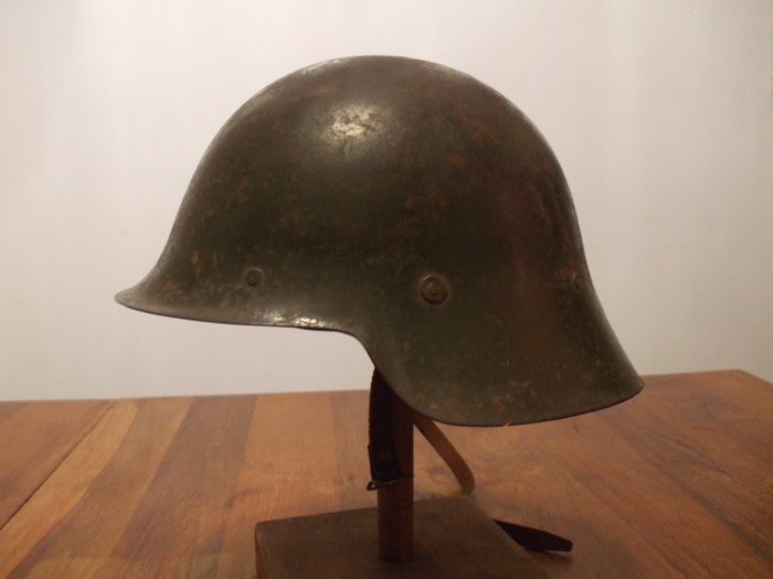 西班牙 - 军用头盔 - 西班牙战争期间使用的西班牙 M26 Arsenal de Trubia 头盔