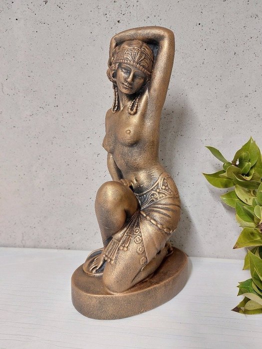Statue, a heavy garden statue Egyptian lady - 36 cm - støbt sten