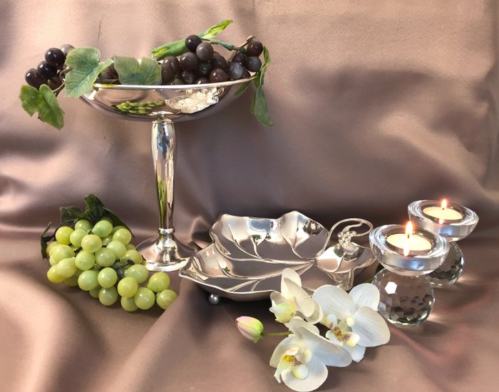 o.a. WMF - Travessa (4) - Tazza fortemente banhada a prata e tigela de folhas de uva, 2 castiçais de cristal - Banhado a prata, Cristal