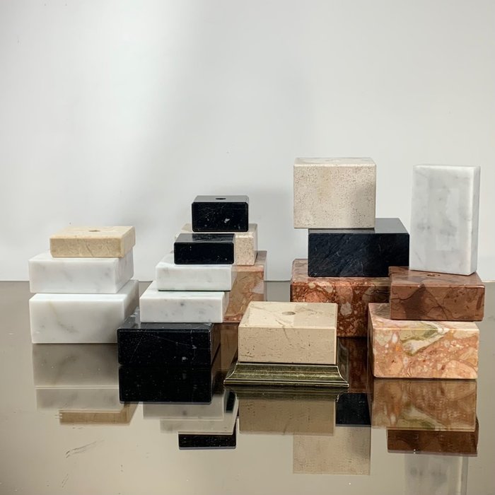 Piedestal (17) - Marmorbas - block - piedestaler för skulpturer med och utan hål