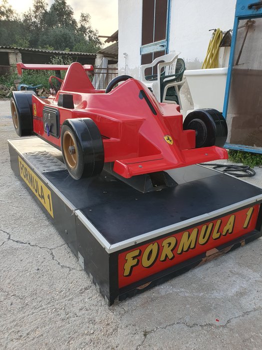 Handmade  - Spielzeugautomat Custom Ferrari dondolante e gettone F1 - 1980-1990 - Italien