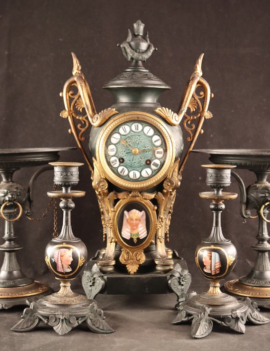 埃及復興風格時鐘套裝 -   瓷器, 生鏽的金屬 - 1920-1930