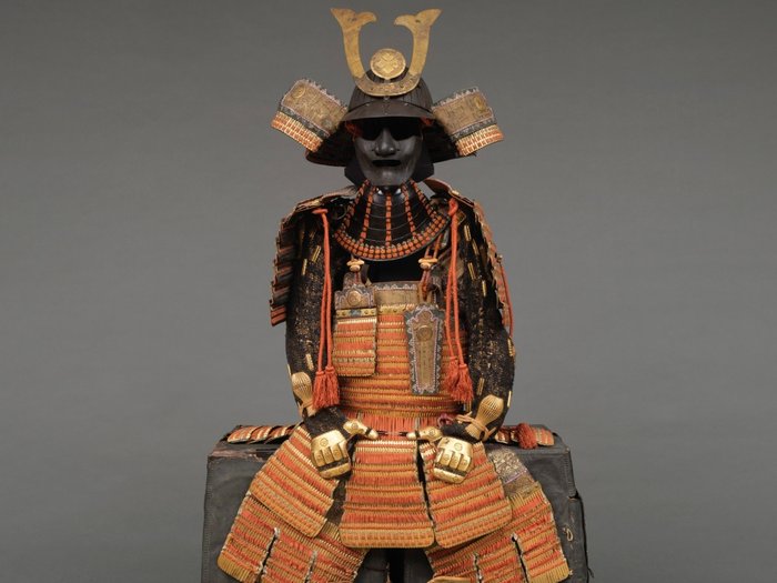 Yoroi, 盔甲 - 纺织品, 金属 - 武士, 春阁纹章 花角纹 - All matching gold lacquer suit-of-armour; with a 32-plate suji bachi kabuto with harukaku-crest. - 日本 - 18世纪下半叶至江户时代