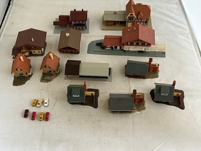 Märklin Z - Modeltreingebouwen (19) - compleet dorp met 12 gebouwen en 7 auto's - (9066)