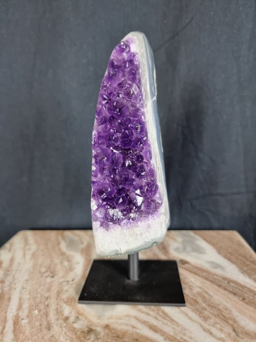 高品质紫水晶簇立于支架上 - 高度: 19 cm - 宽度: 8 cm- 1034 g