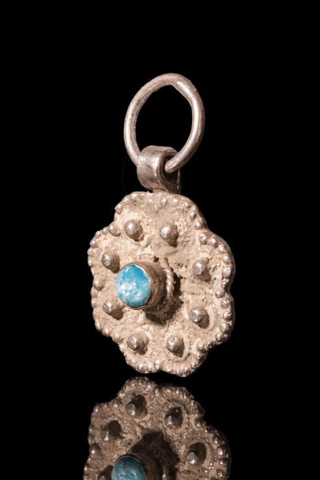 塞尔柱人 银质花卉形吊坠，配蓝色凸圆形宝石  (没有保留价)