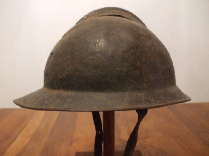 意大利 - 军用头盔 - 西班牙战争期间蓝箭队 (Flechas Azulas) 使用的意大利 M16 头盔