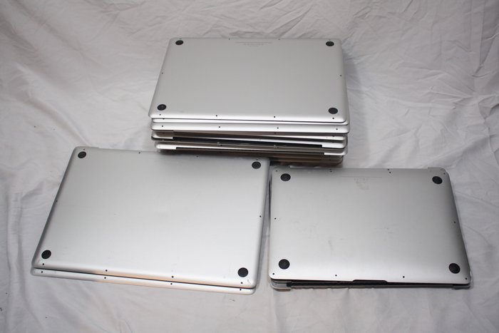 Huge lot: Set of 29 original backplates for Apple MacBook Pro & Air - Including rare MacBook Pro 17 inch - Computer - All intact with rubber feet