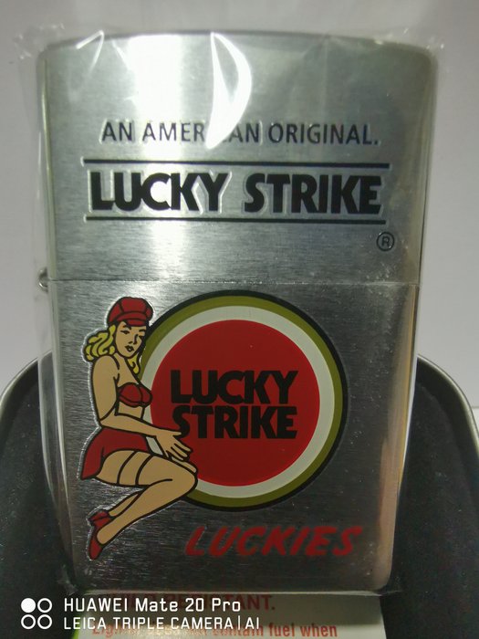 Zippo - Zippo Lucky Strike Pin Up de 1999 - Taschenfeuerzeug - Lackierter, gebürsteter Chromstahl