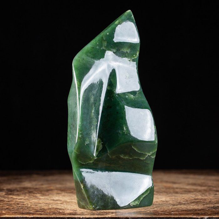 Jade néphrite de qualité supplémentaire - Couleur vert foncé - Birmanie - Forme libre - Hauteur : 219 mm - Largeur : 96 mm- 1137 g