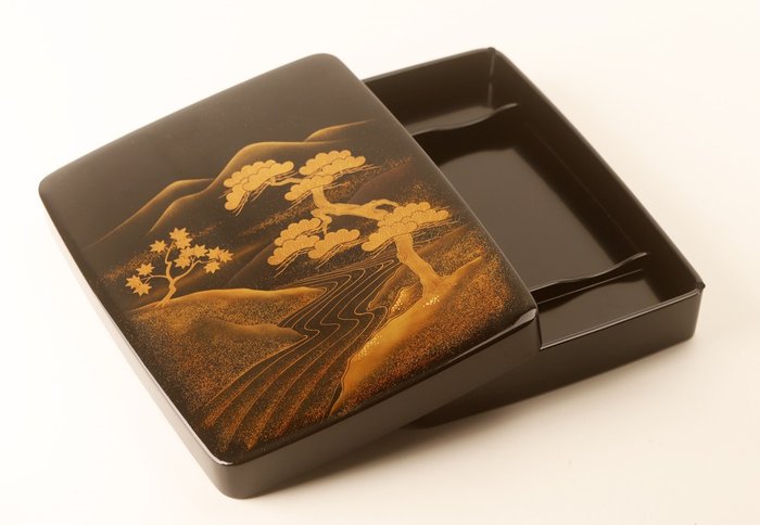 Very fine suzuri-bako depicting landscape with momiji and pine tree maki-e design - including - 盒 - 木, 漆, 金色