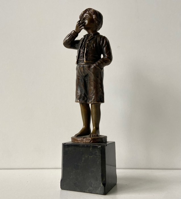 In de trant van Julius Paul Schmidt-Felling (1835–1920) - 雕塑, Rokende jonge man - 20 cm - 大理石, 黄铜色
