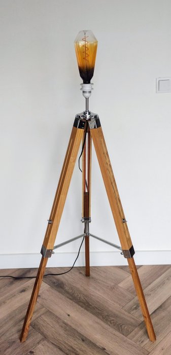 Merkteken + Patent - Dreibeinige Stehlampe - Höhenverstellbare 3-Bein-Stehleuchte - Aluminium, Holz, Metall, Chromschicht