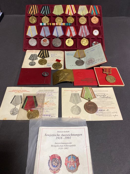 Sovjetunionen USSR Bulgaria - Hæren / infanteri - Merke - Sammlung Orden, Medaillen Abzeichen mit Sammelunterlage - 20. - midten av andre verdenskrig