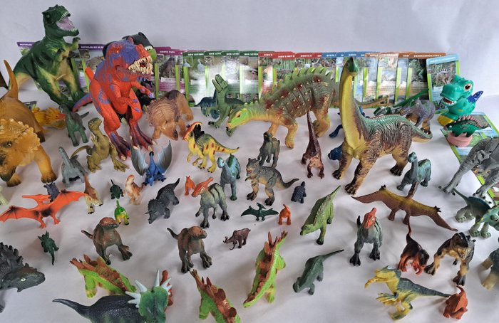 Diverse Merken - Speelgoed Gigantische verzameling Dinosauriërs (65) en Dinoxkaarten (36)