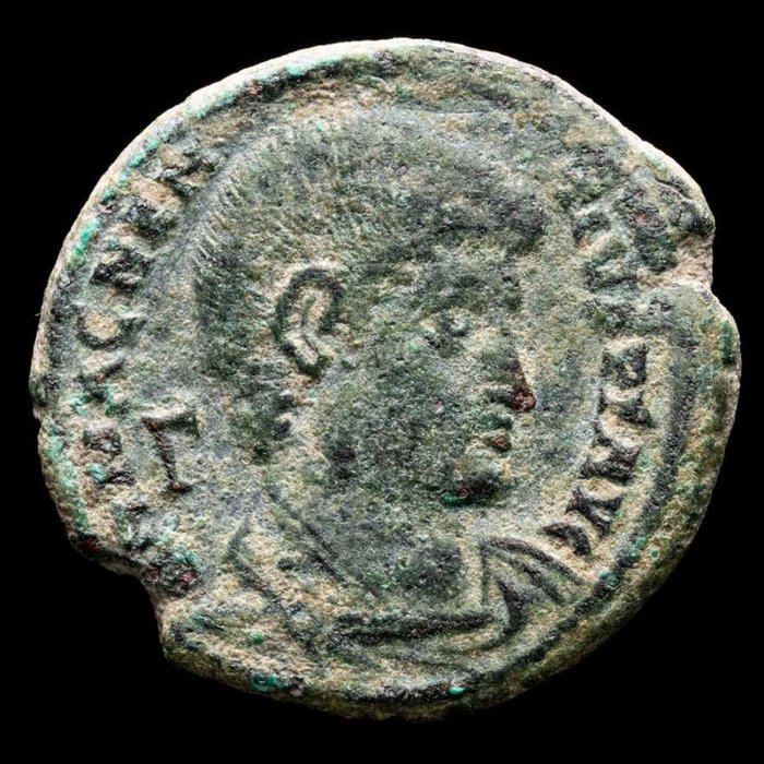 Rooman imperiumi. Magnentius (350-353). Maiorina Rome mint. VICT D D N N AVG ET CAE / RT  (Ei pohjahintaa)