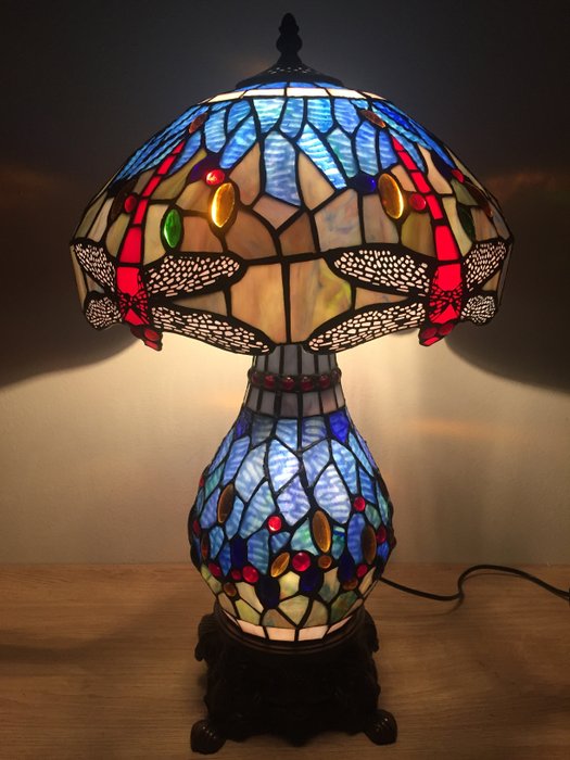 NO RESERVE!! - Tiffany stijl tafellamp Studio - Baby Blue Dragonfly met 2 lichtpunten! - Tischlampe - Glas (Buntglas)