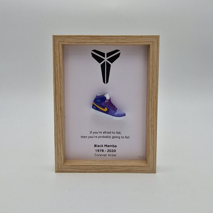 Rahmen- Mini-Sneaker „Kobe Bryant AJ1 lila“ gerahmt  - Holz