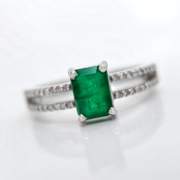 *no reserve* 1.00 ct Green Emerald & 0.30 ct Light Pink Diamond Ring - 3.41 gr - 14 kt Weißgold - Ring - 1.00 ct Smaragd - Diamant